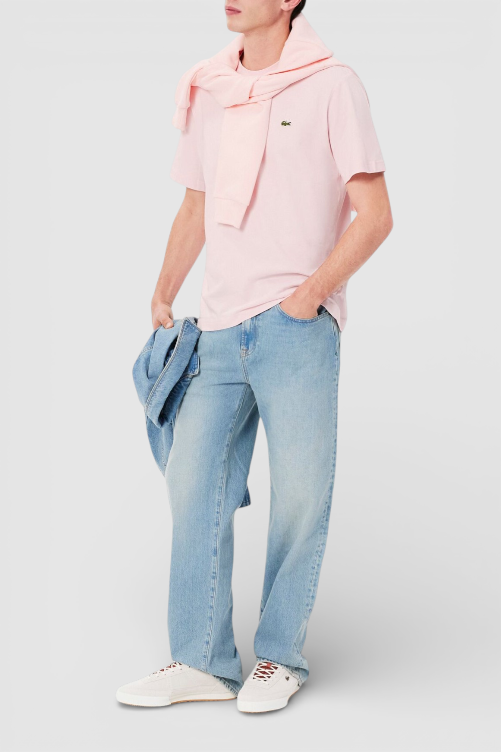 תמונת כל הלוק של חולצת טי